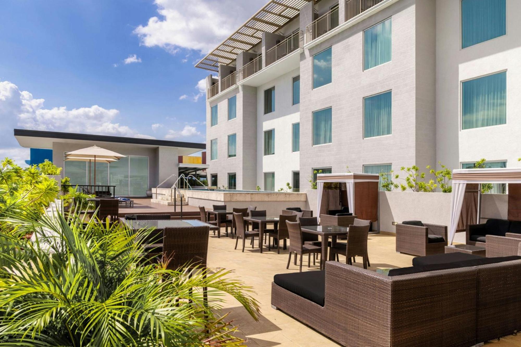 Hotel Courtyard By Marriott Kingston, Jamaica Exterior foto