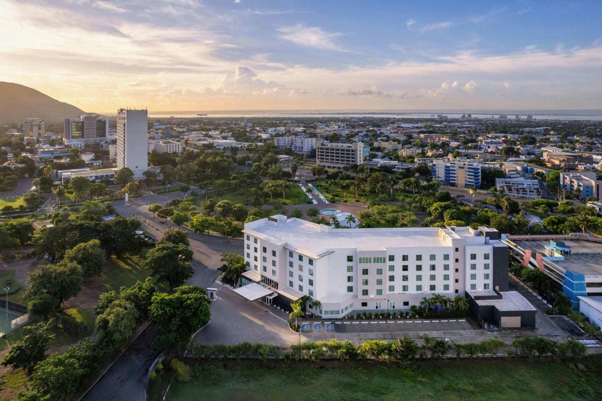 Hotel Courtyard By Marriott Kingston, Jamaica Exterior foto